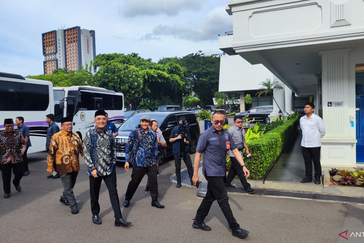 Panja Haji temui Prabowo di Istana laporkan penurunan biaya haji 2025