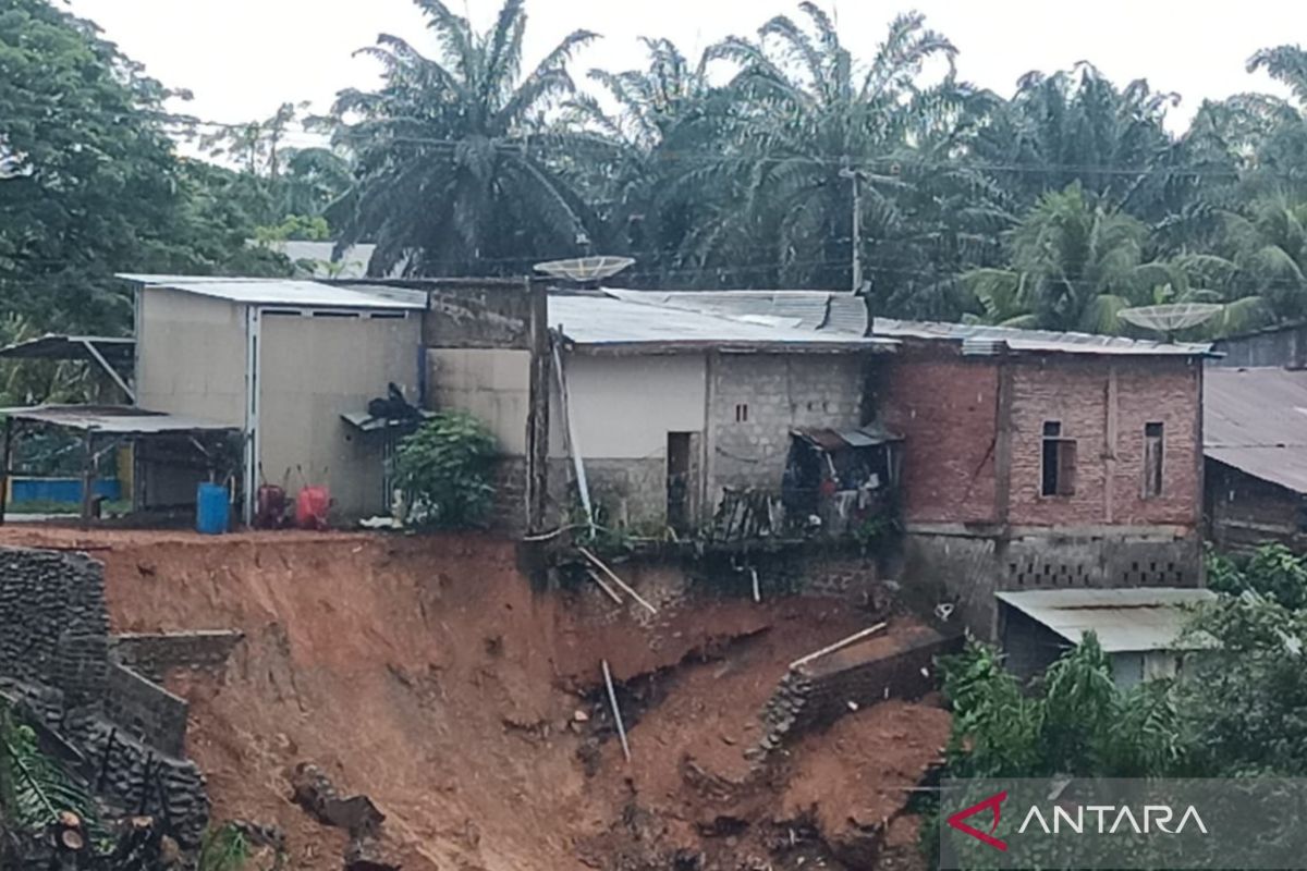 Tiga rumah warga Mukomuko rusak akibat longsor