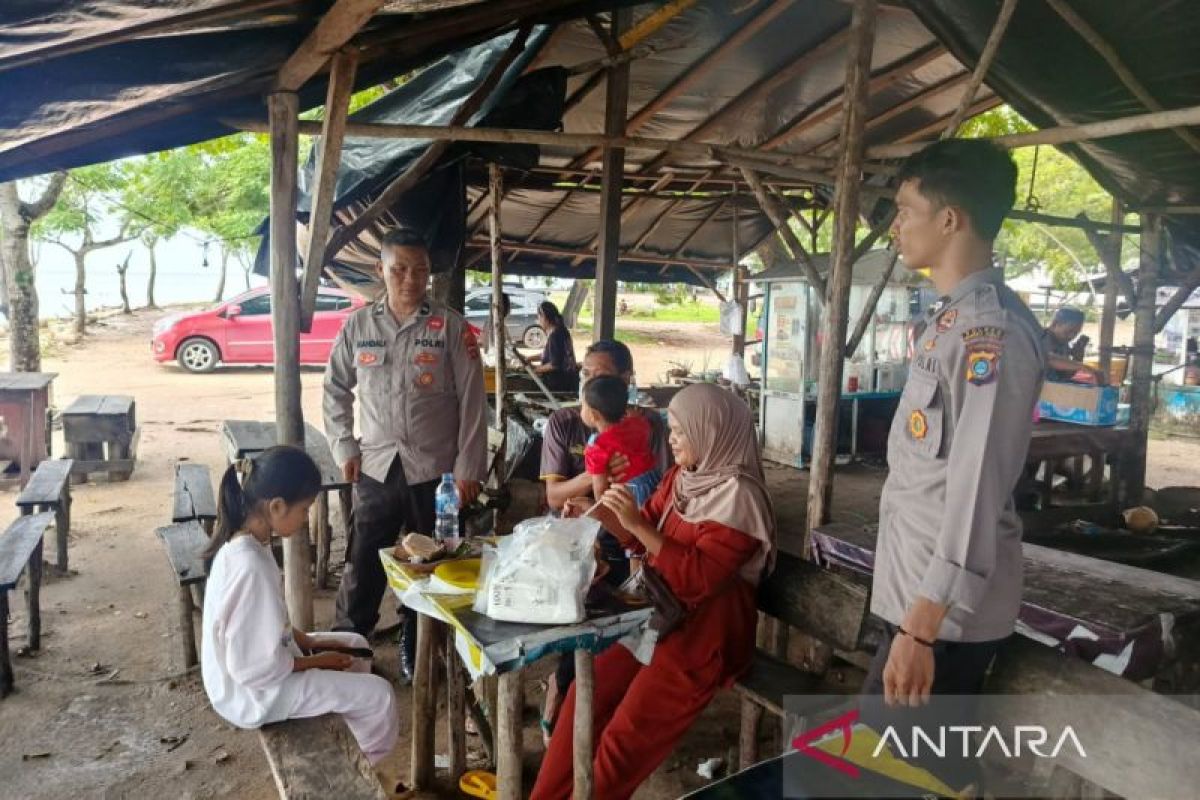 Polisi Bangka Barat cegah warga beraktivitas di Pantai Tanjungkalian