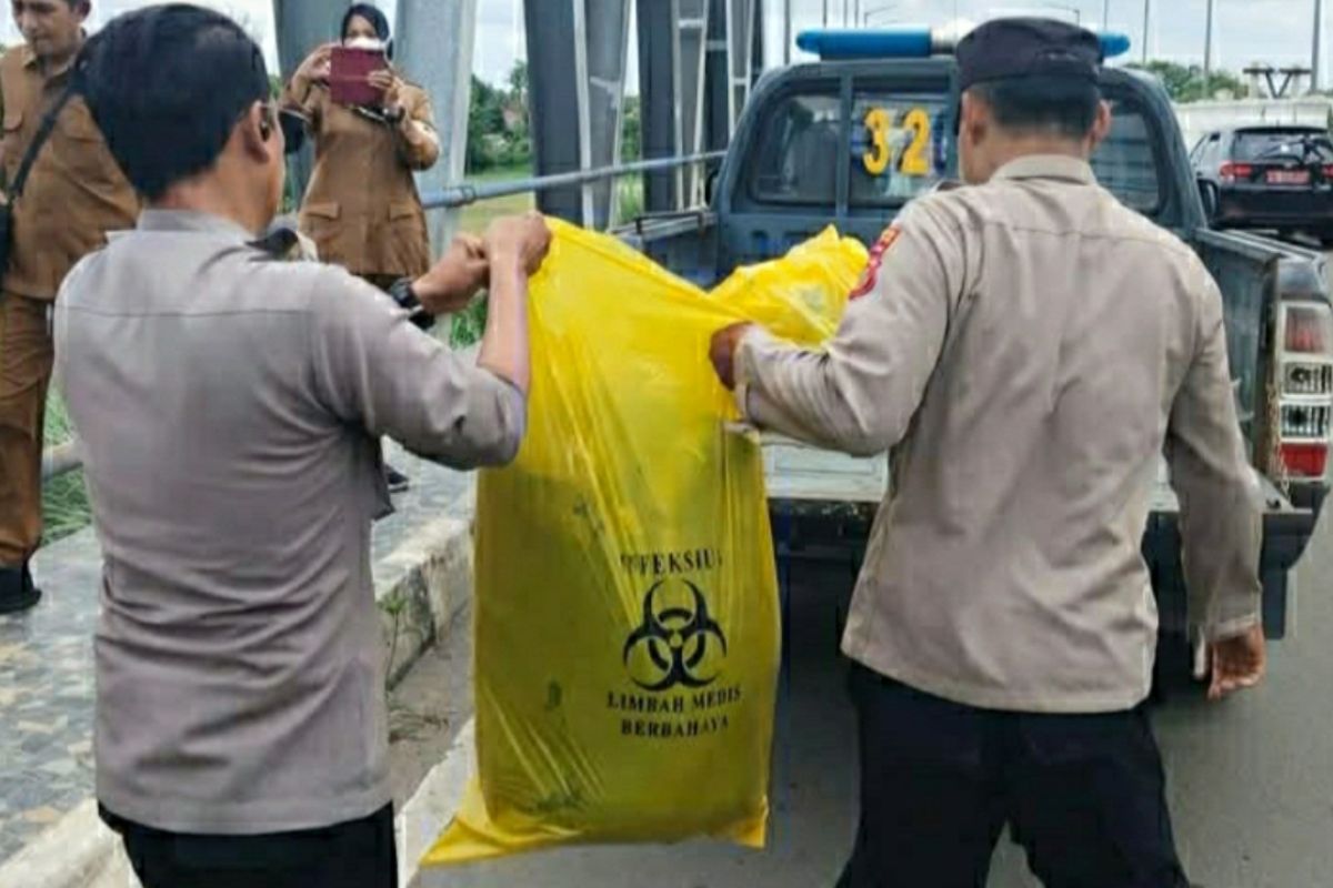 DLH Karawang akan tindak pelaku pembuangan limbah medis di Sungai Citarum