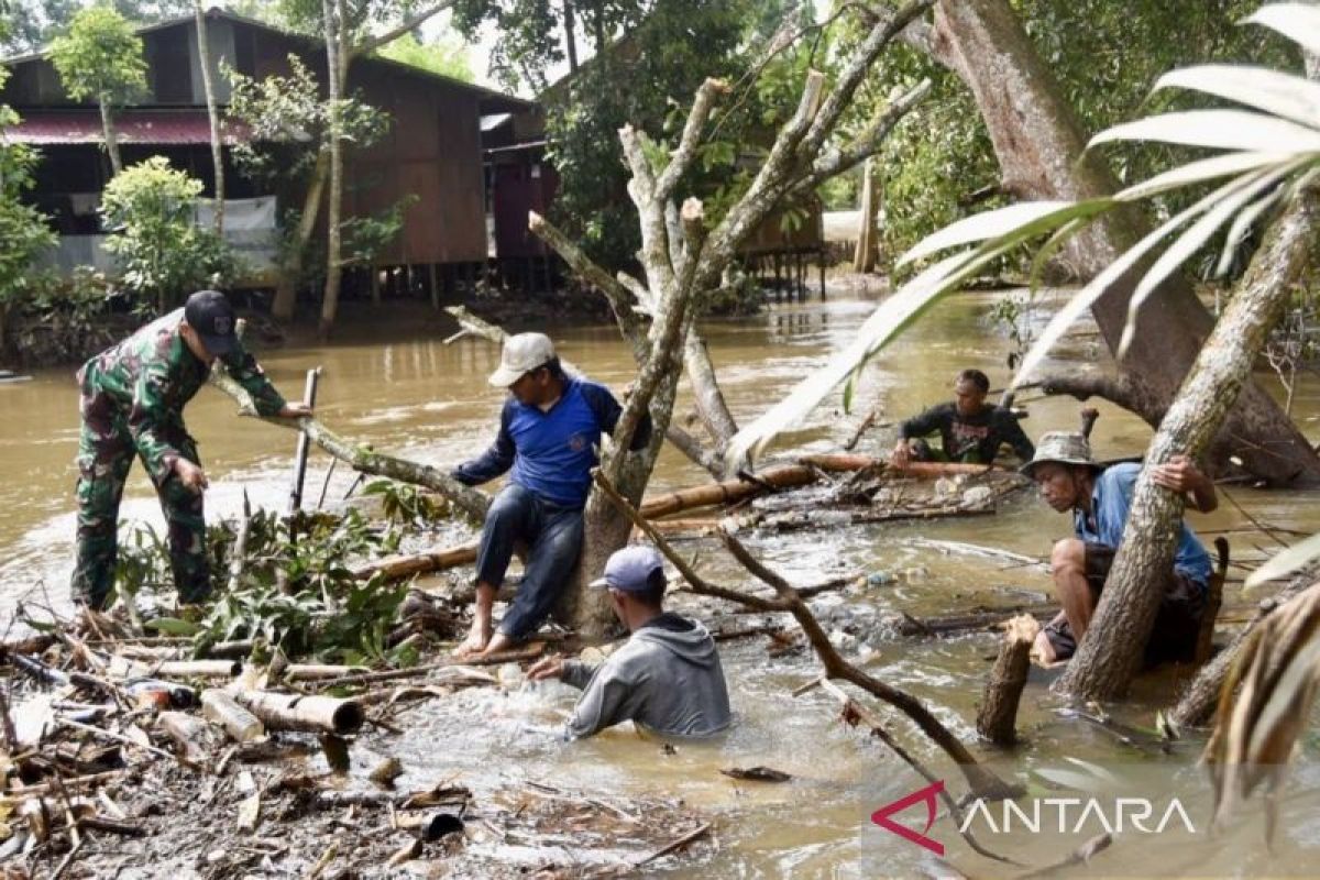 Kodim HST dibantu warga bersihkan Sungai Barabai cegah banjir susulan