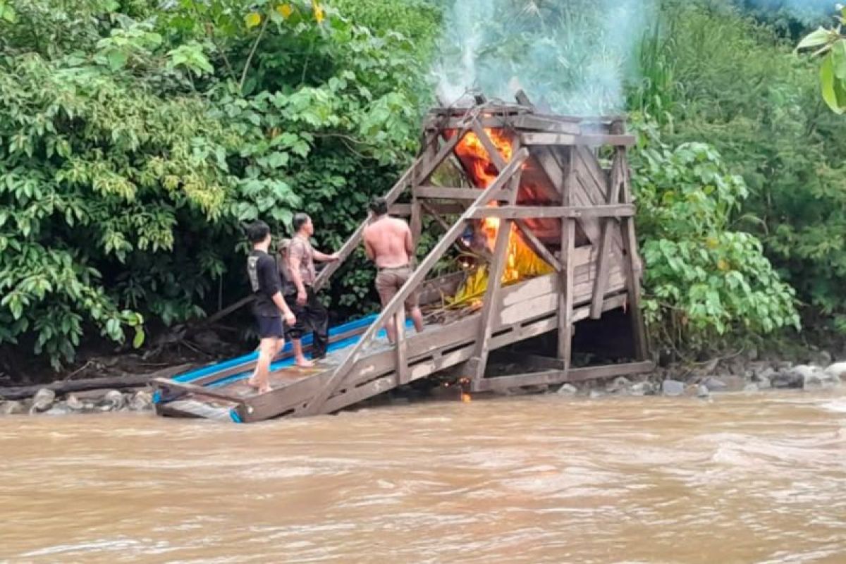 Tim Polres Pasaman musnahkan box pengolahan emas ilegal di Muaro Cubadak Pasaman