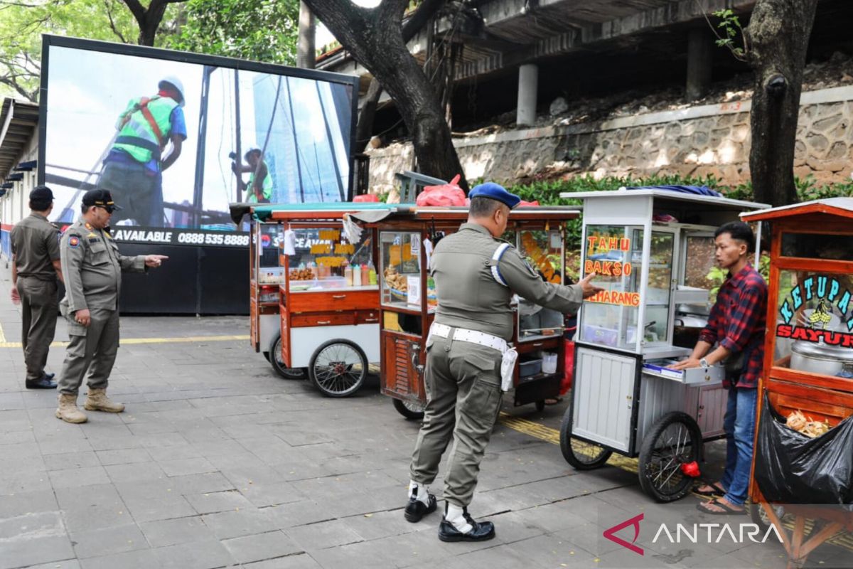 Pemkot Jakpus tertibkan PKL dan ojek online di sepanjang Jalan Blora