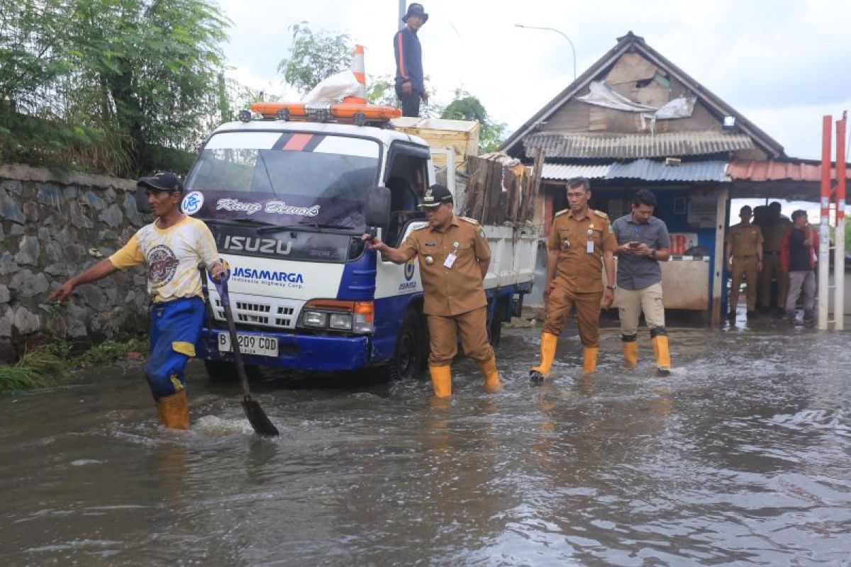 Genangan di pinggir Tol Karang Tengah Tangerang akibat drainase tersumbat