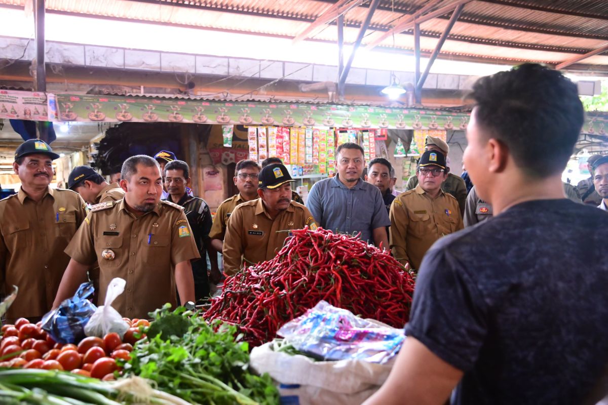 Pj Bupati tinjau pasar Induk pastikan ketersediaan pangan