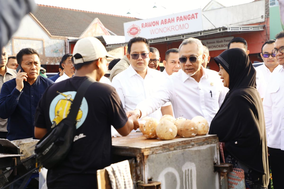 Pj Gubernur Adhy pastikan harga bahan pokok di Jatim stabil