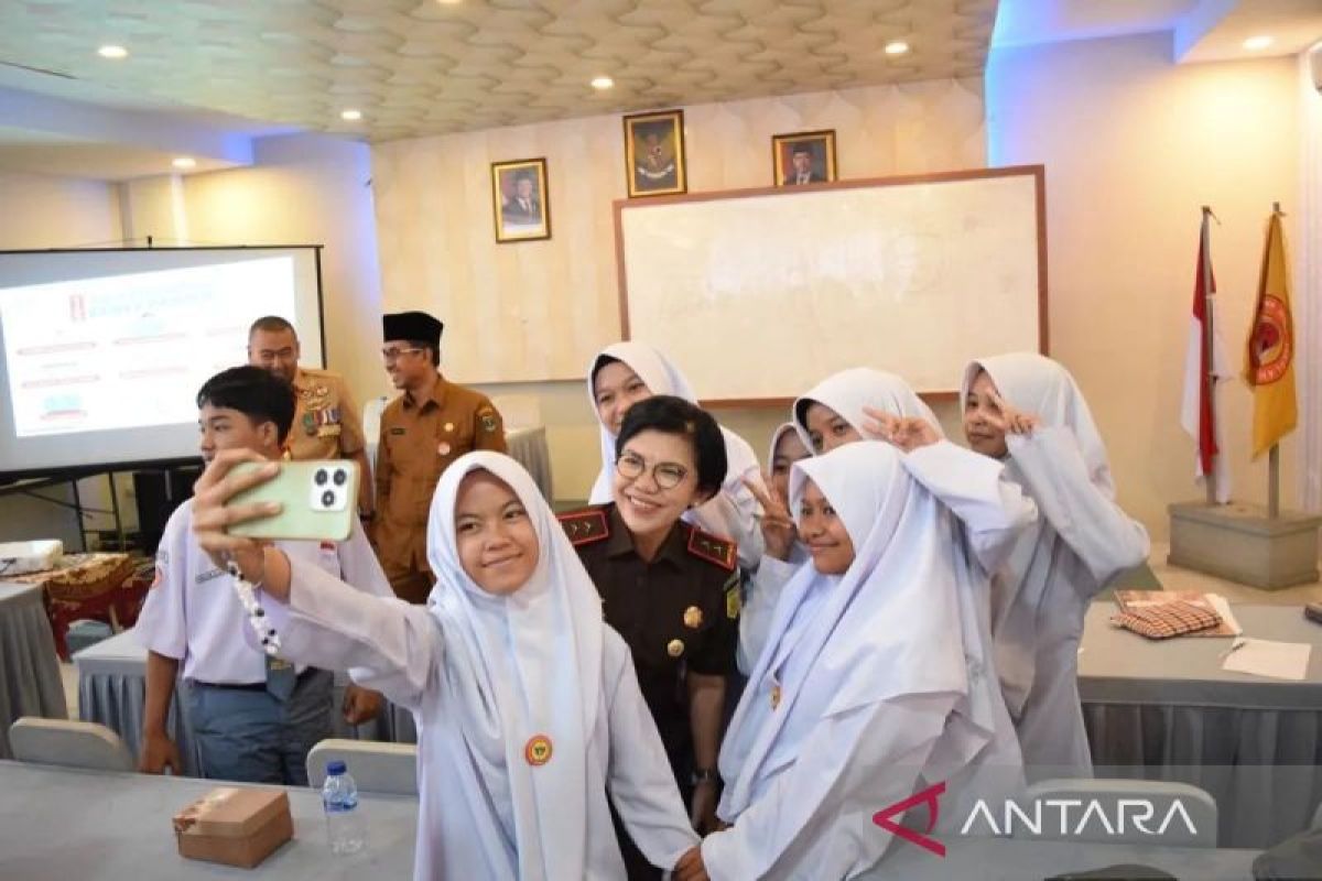 Kejati Sumbar lanjutkan program "Jaksa Mengajar" pada 2025