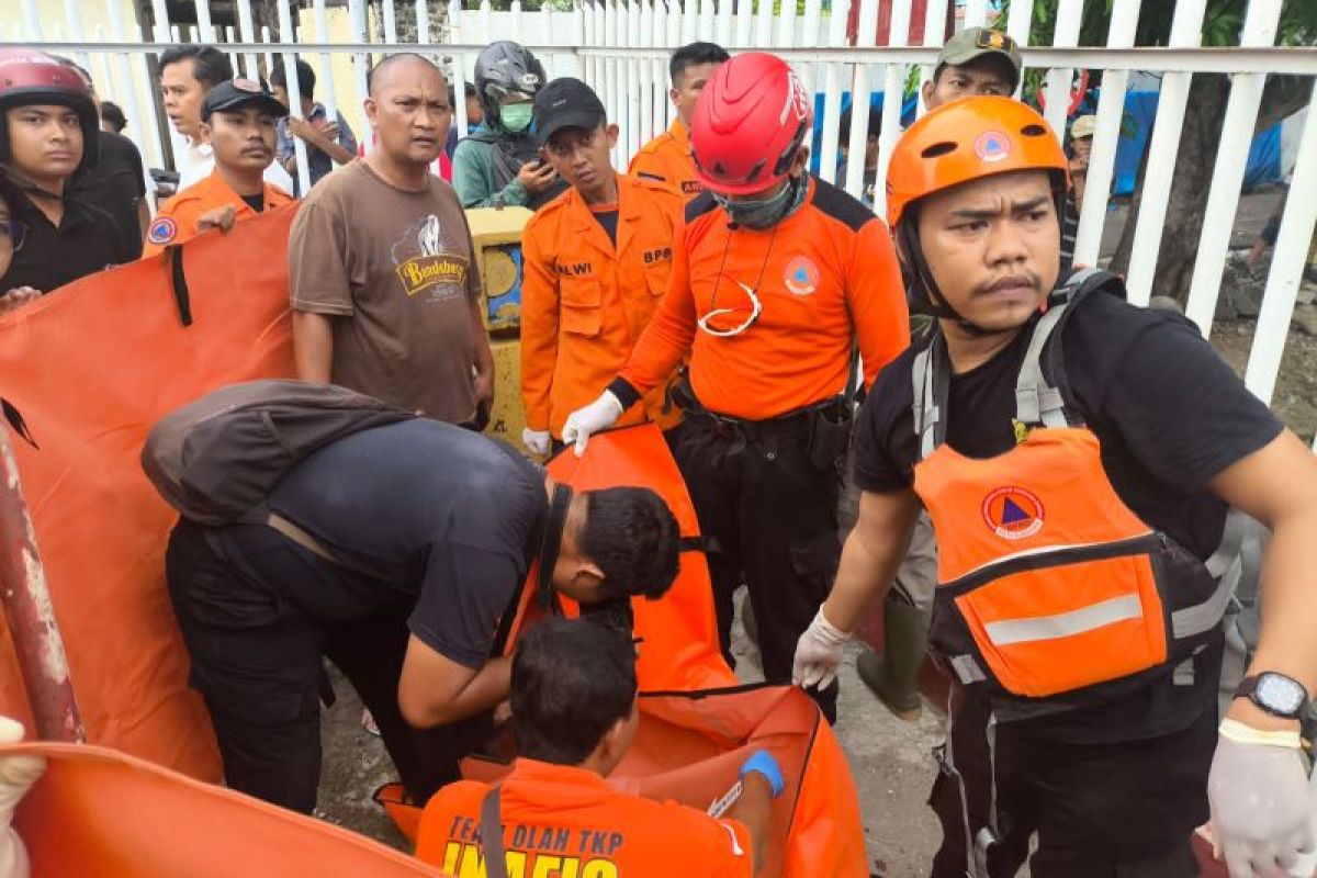 Tim Rescue Surabaya evakuasi jenazah bayi di pintu air Jagir Surabaya