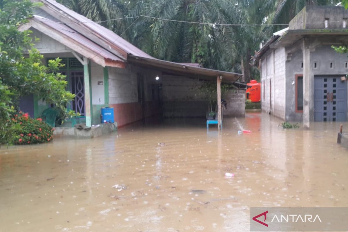 Pemkab Mukomuko salurkan bantuan korban banjir di Desa Rawa Mulya