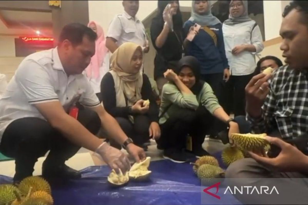 Wali Kota Banjarbaru makan durian bersama wartawan dan pegawai pemkot