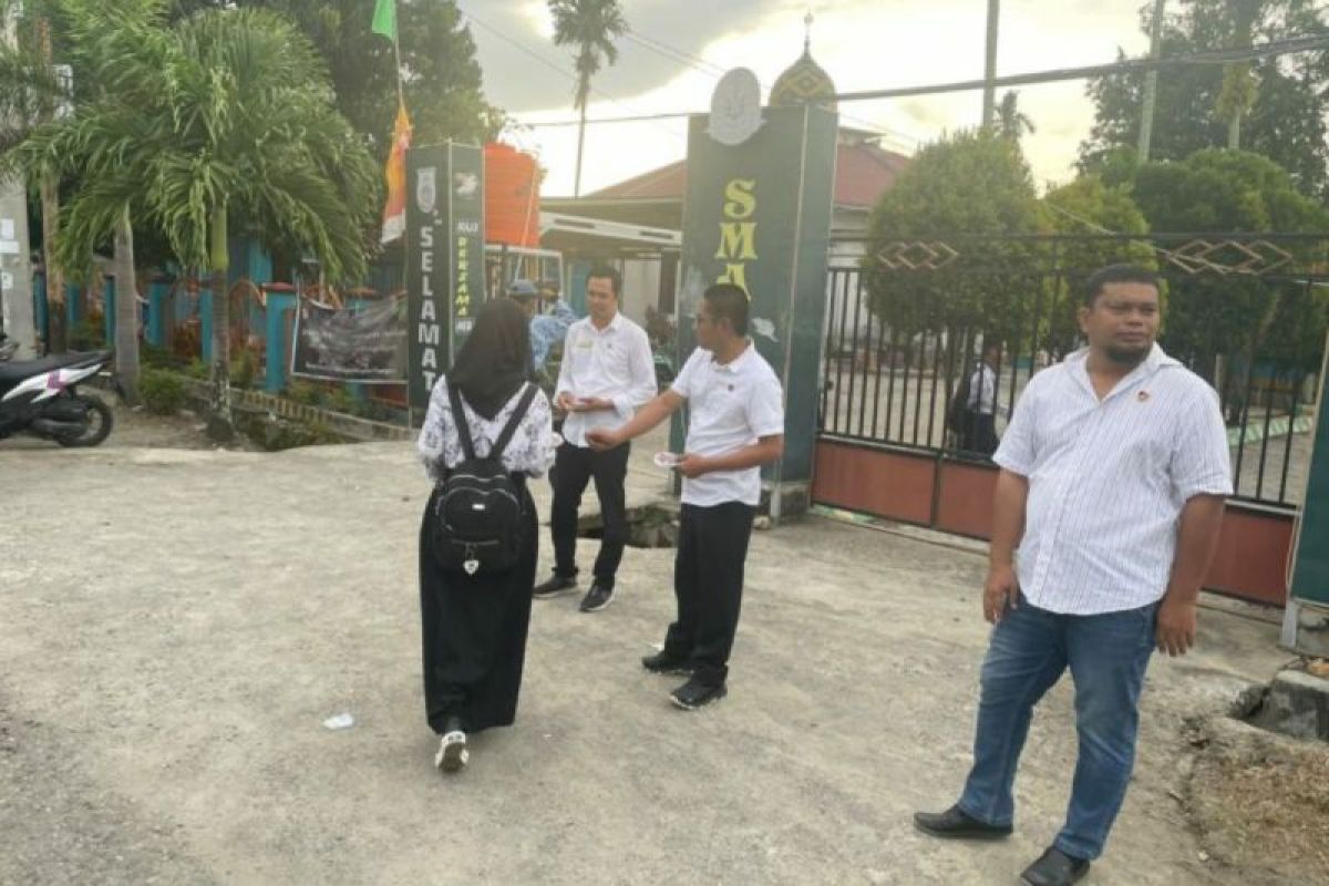 Polres Pasangkayu Sulbar gelar kampanye antinarkoba melalui pemasangan stiker