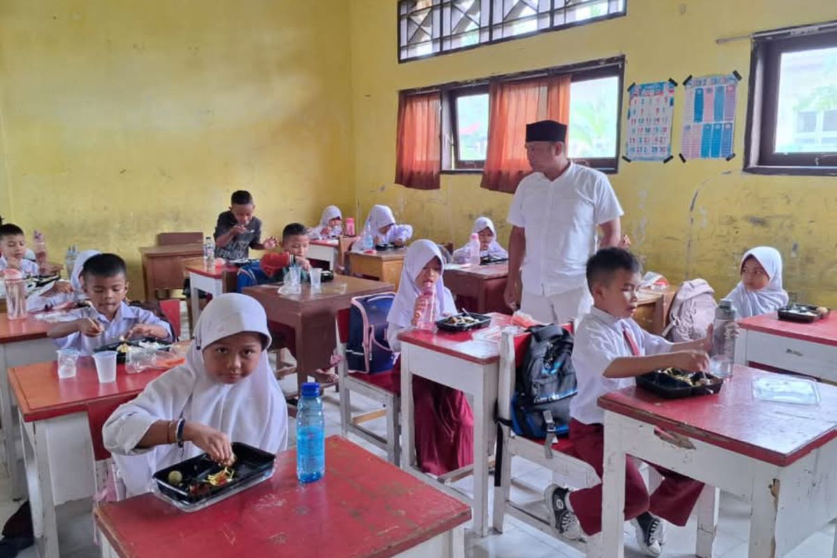 Makan bergizi gratis hemat belanja siswa di Pariaman