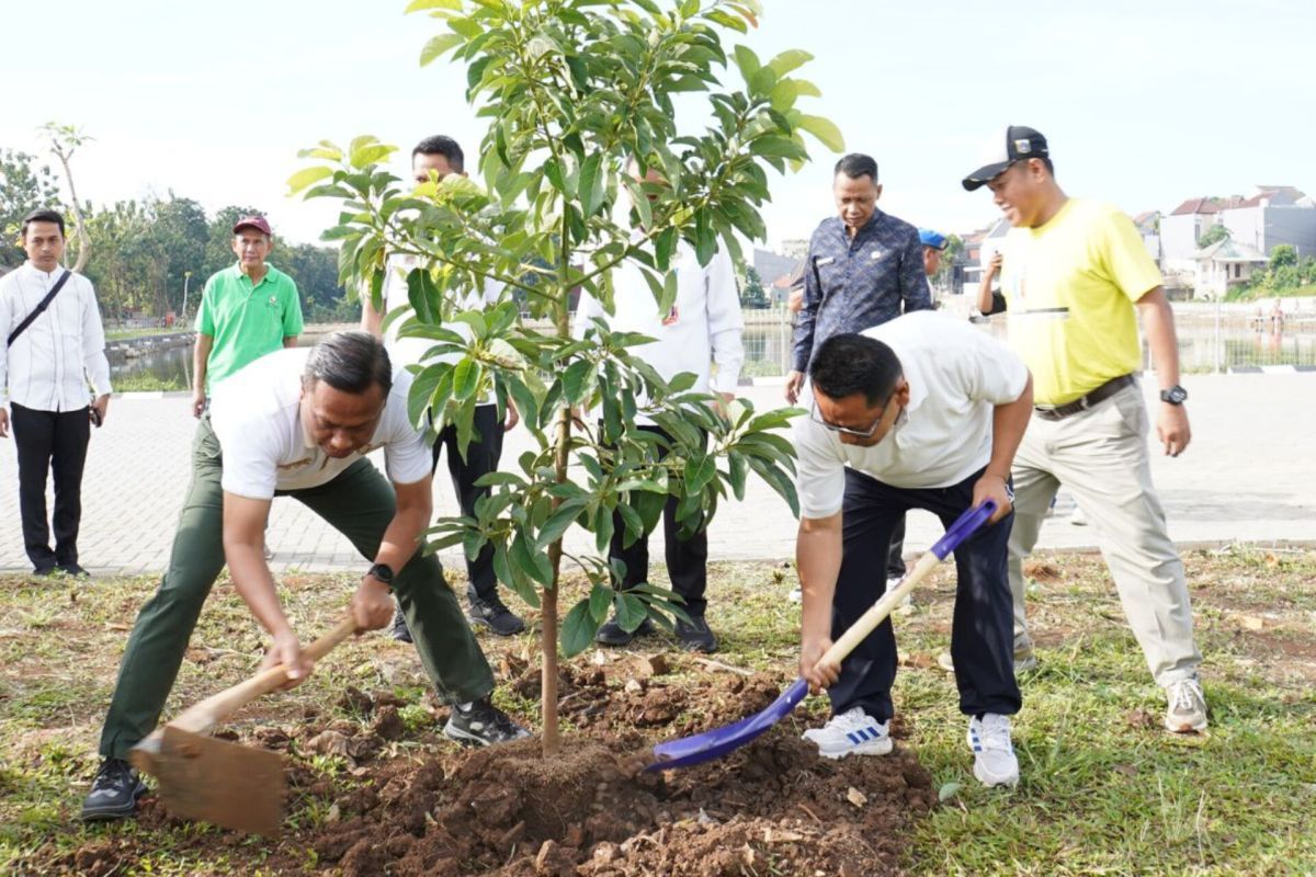 Jaksel tanam pohon dan tebar benih ikan di Embung Pemuda untuk ketahanan pangan