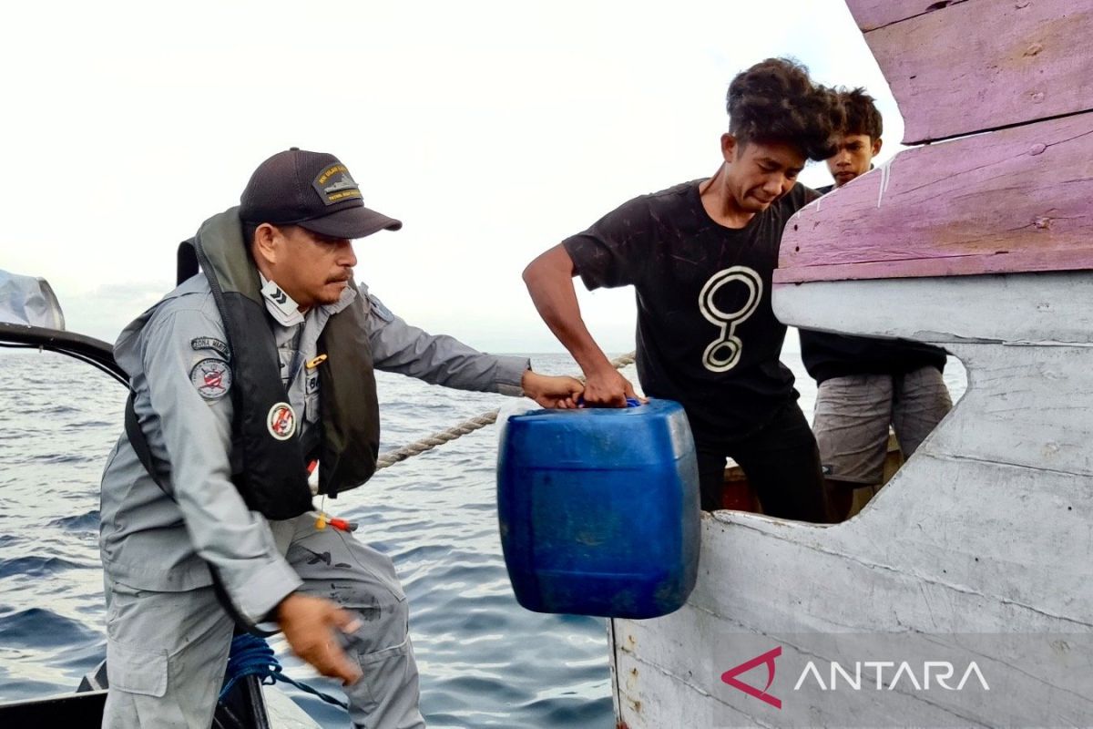 Bakamla selamatkan kapal nelayan yang terombang-ambing di Laut Flores