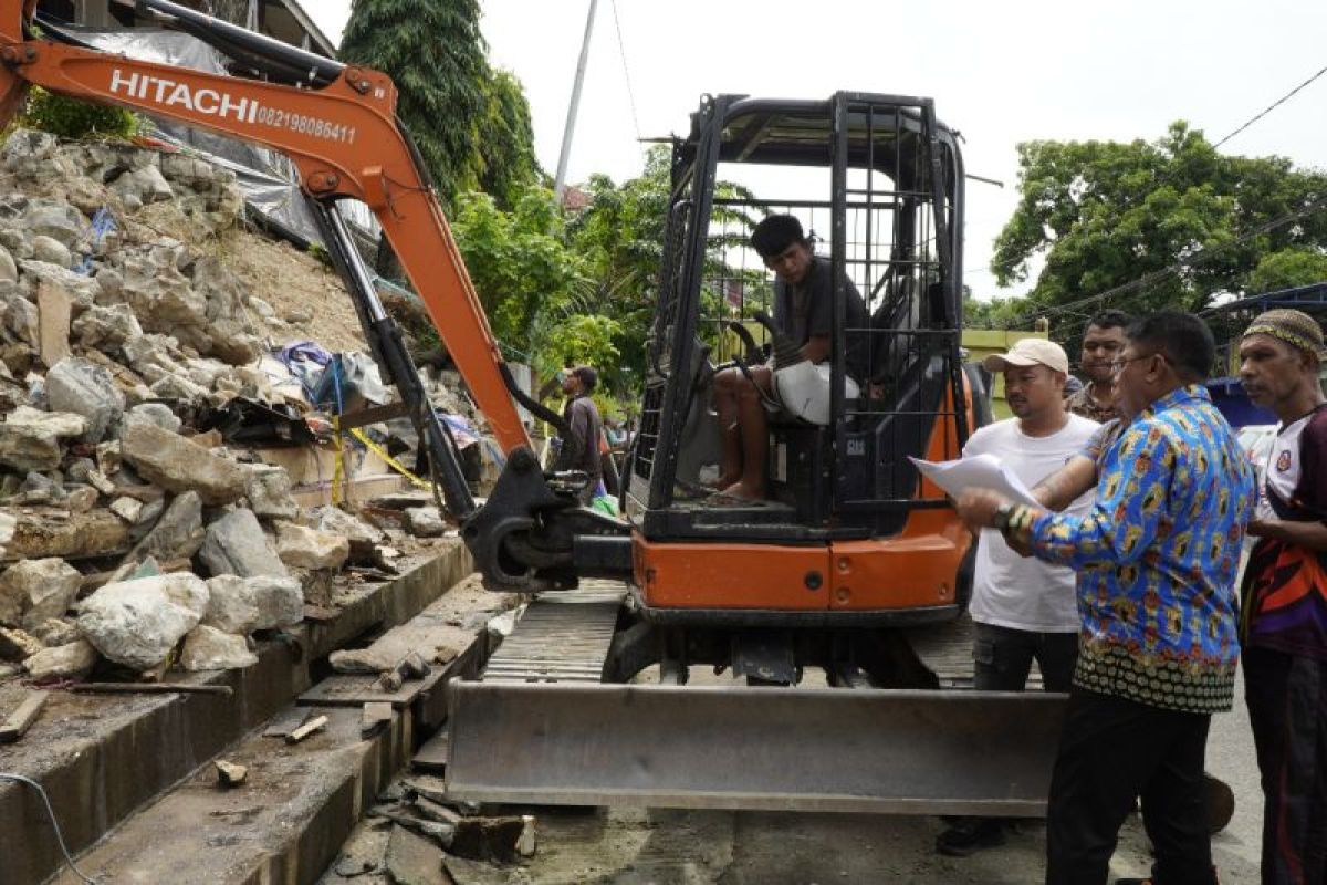 Pemkot Jayapura bersihkan sedimen jalan percetakan