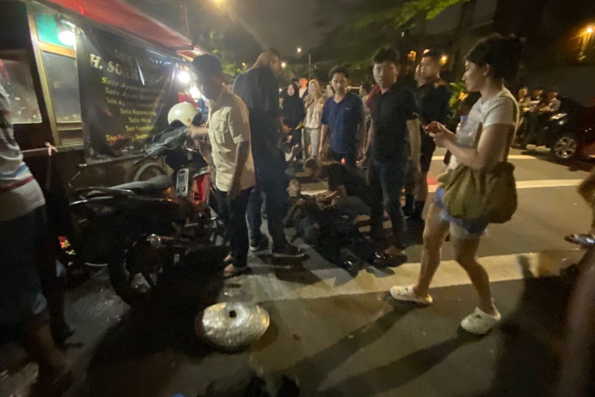 Waduh, pengendara mobil tabrak tiga motor dan gerobak sate di Patal Senayan Jaksel