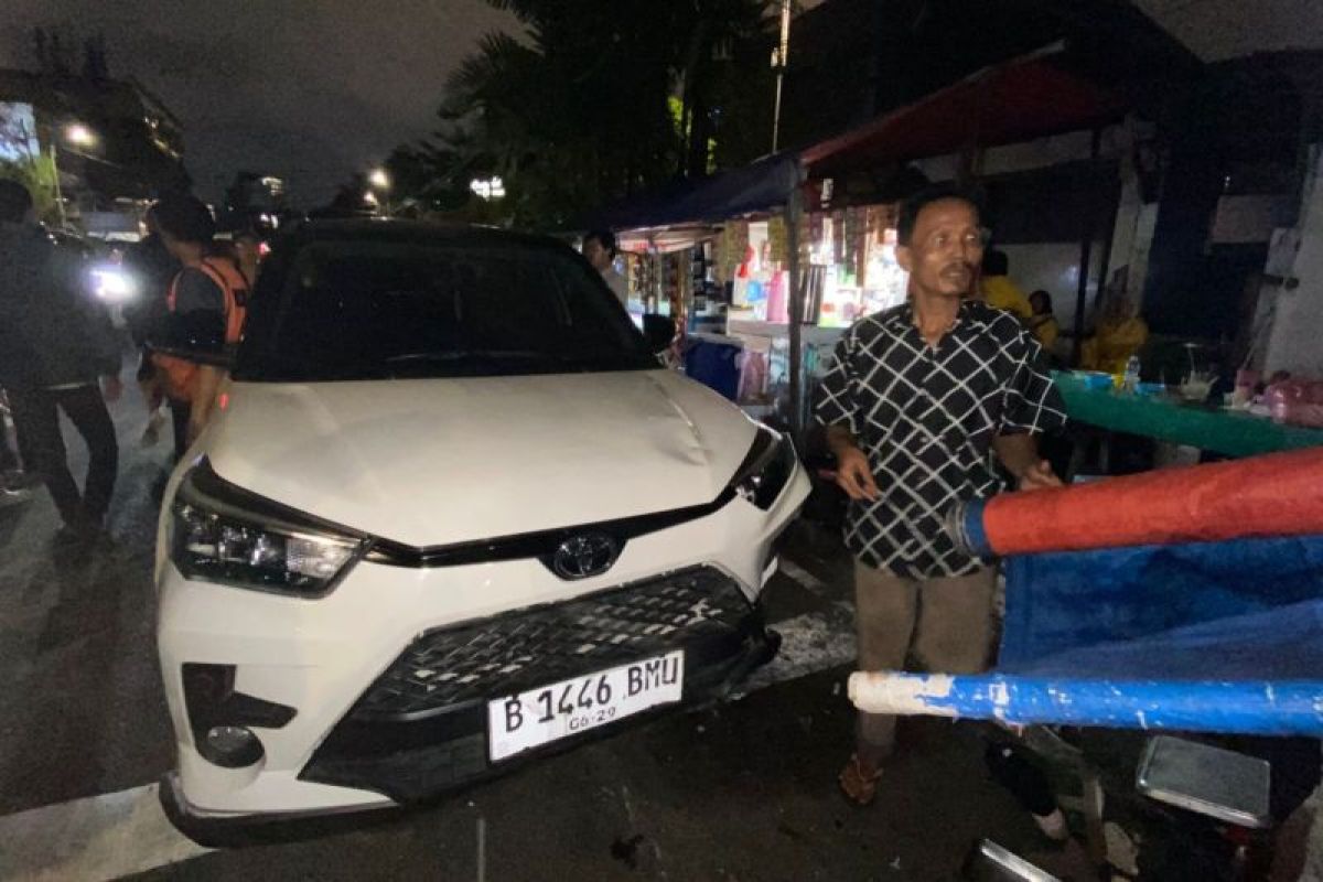 Polisi berhasil tangkap pengendara mobil yang tabrak tiga motor dan warung kelontong di Jaksel