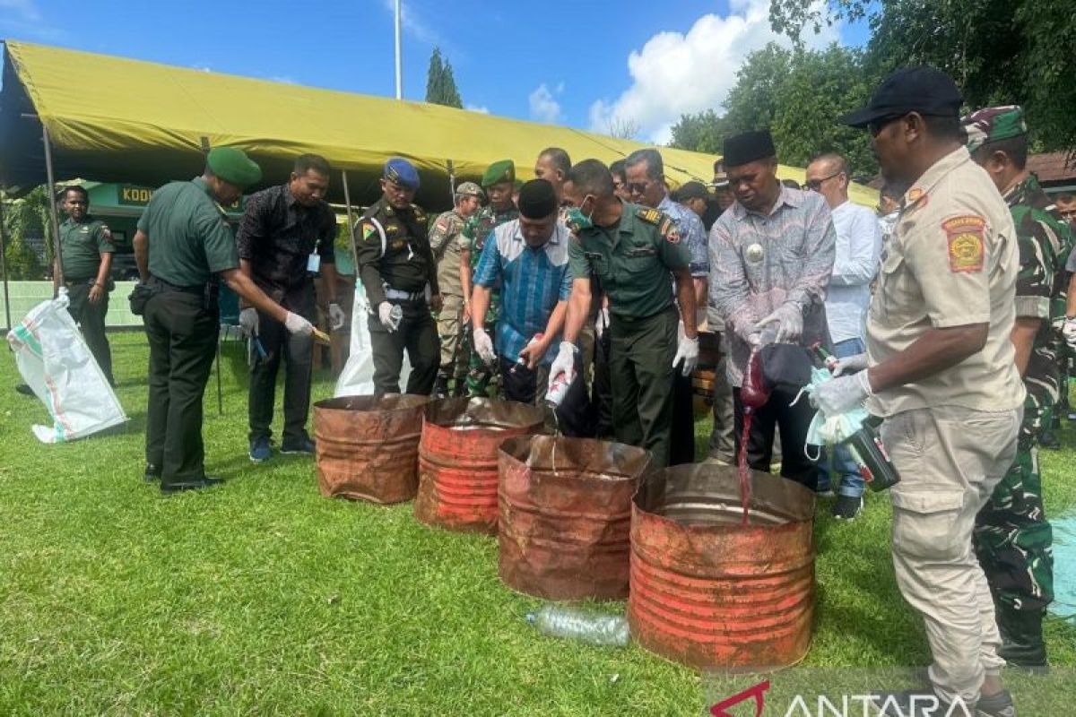 Kodim musnahkan ribuan botol miras dan obat-obat terlarang di Dompu