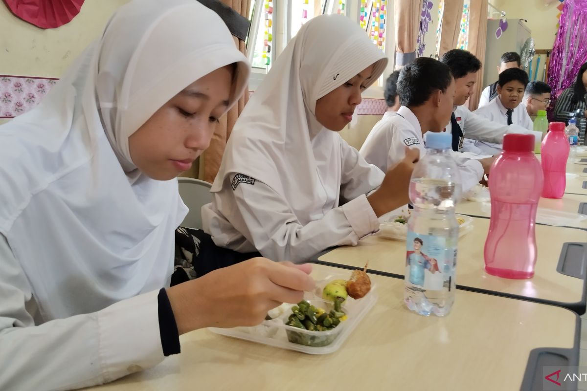 Stok ompreng minim, makan bergizi gratis di Pelembang masih gunakan boks plastik