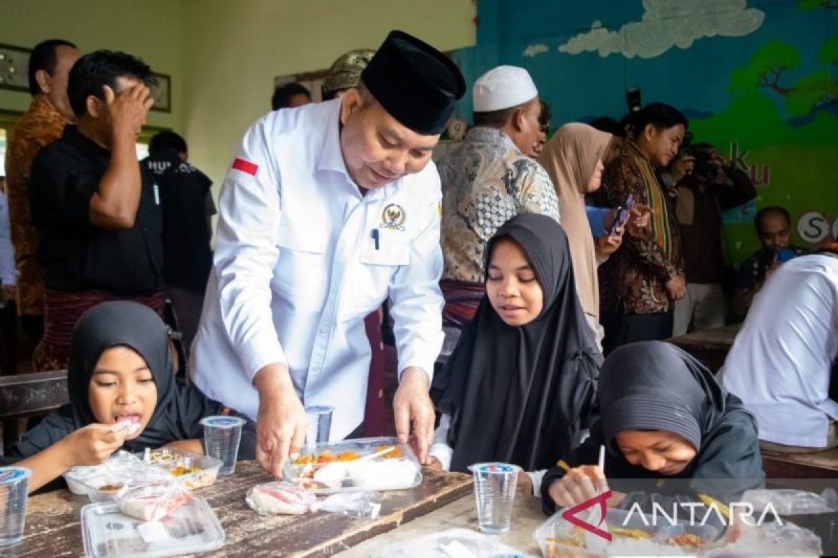 Anggota DPR RI Muazzim Akbar apresiasi program MBG di NTB