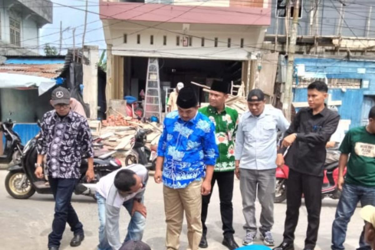 Banyak saluran drainase mampet, Bupati mengajak masyarakat Tanjabbar tidak membuang sampah sembarang