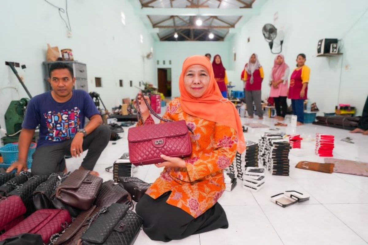 Khofifah dorong perluasan akses pasar produk tas kulit Tulangan Sidoarjo