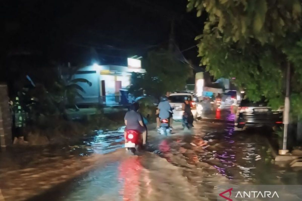 Ruas jalan penghubung di OKU Timur nyaris putus digerus banjir