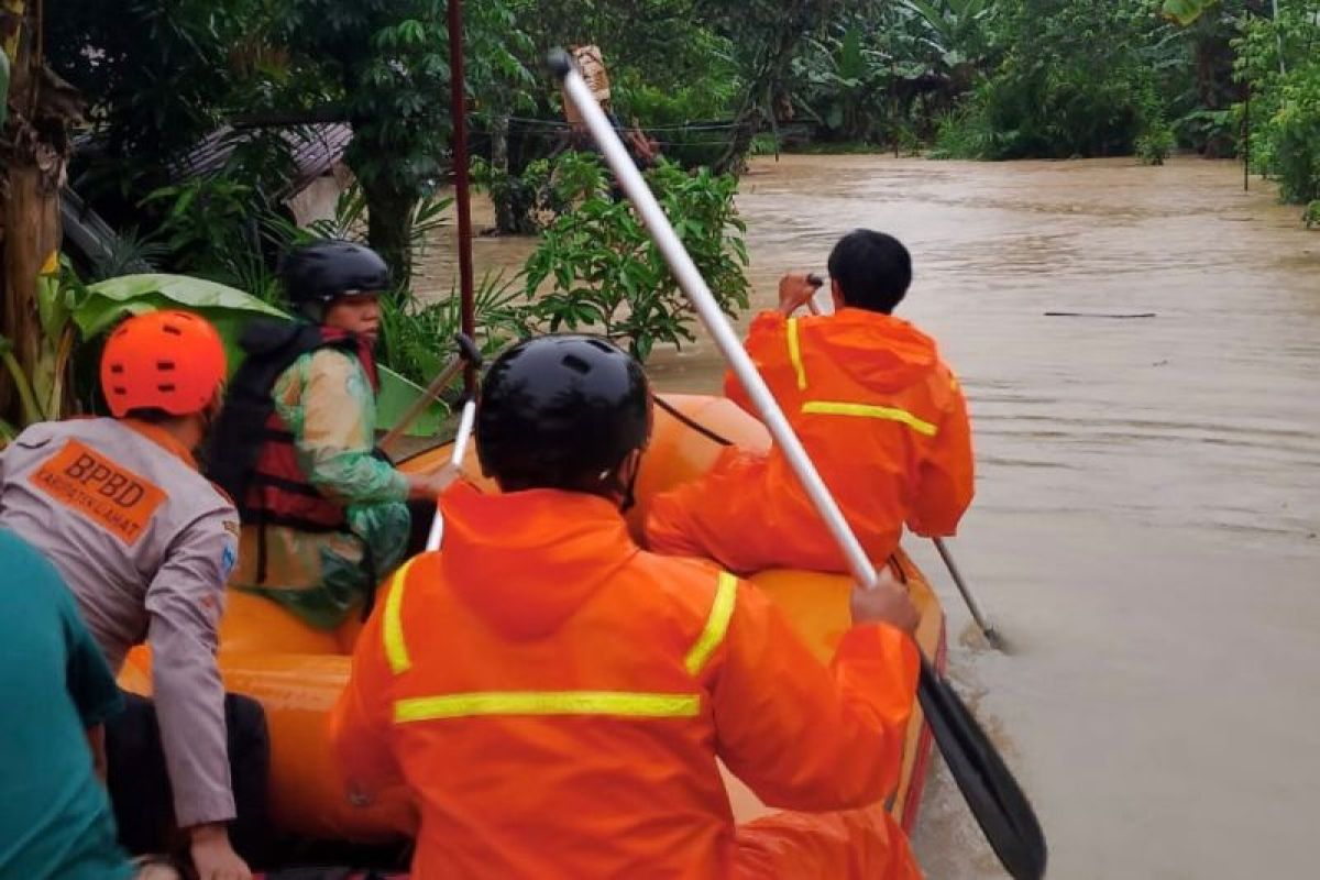 Warga lima kelurahan di Lahat terdampak  banjir, BPBD lakukan evakuasi