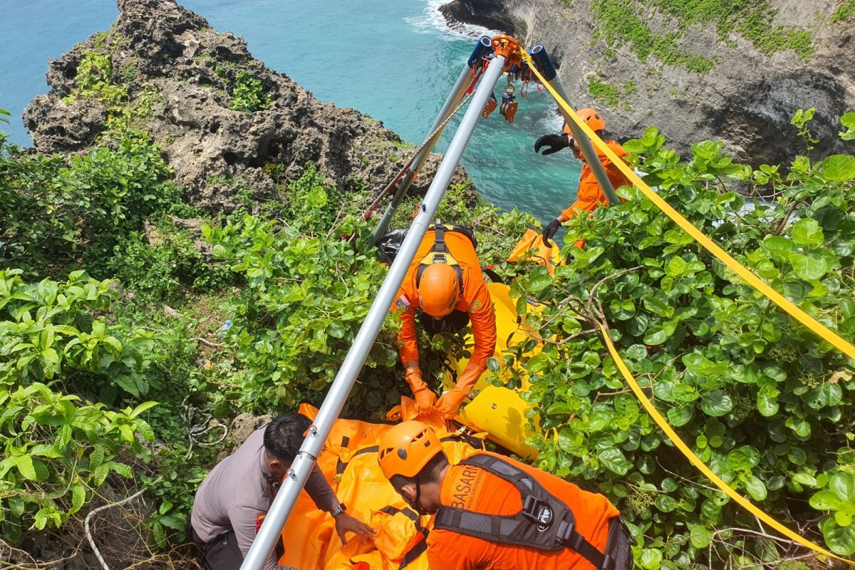 Basarnas evakuasi jenazah wanita diduga WNA di tebing Uluwatu