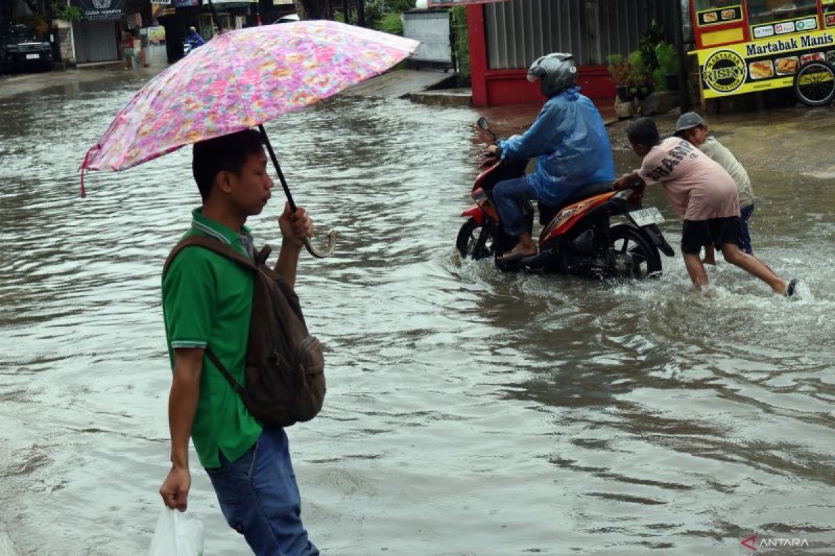 Cuaca sejumlah wilayah diperkirakan hujan disertai petir