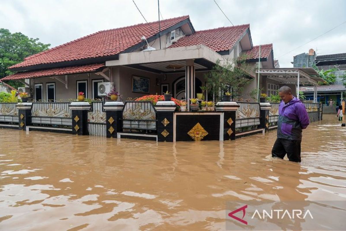 Hujan ringan guyur seluruh wilayah Jakarta pada Jumat pagi