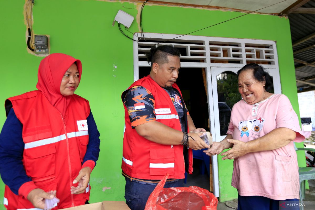 BPBD dan PMI salurkan makanan untuk korban banjir Suwawa Selatan