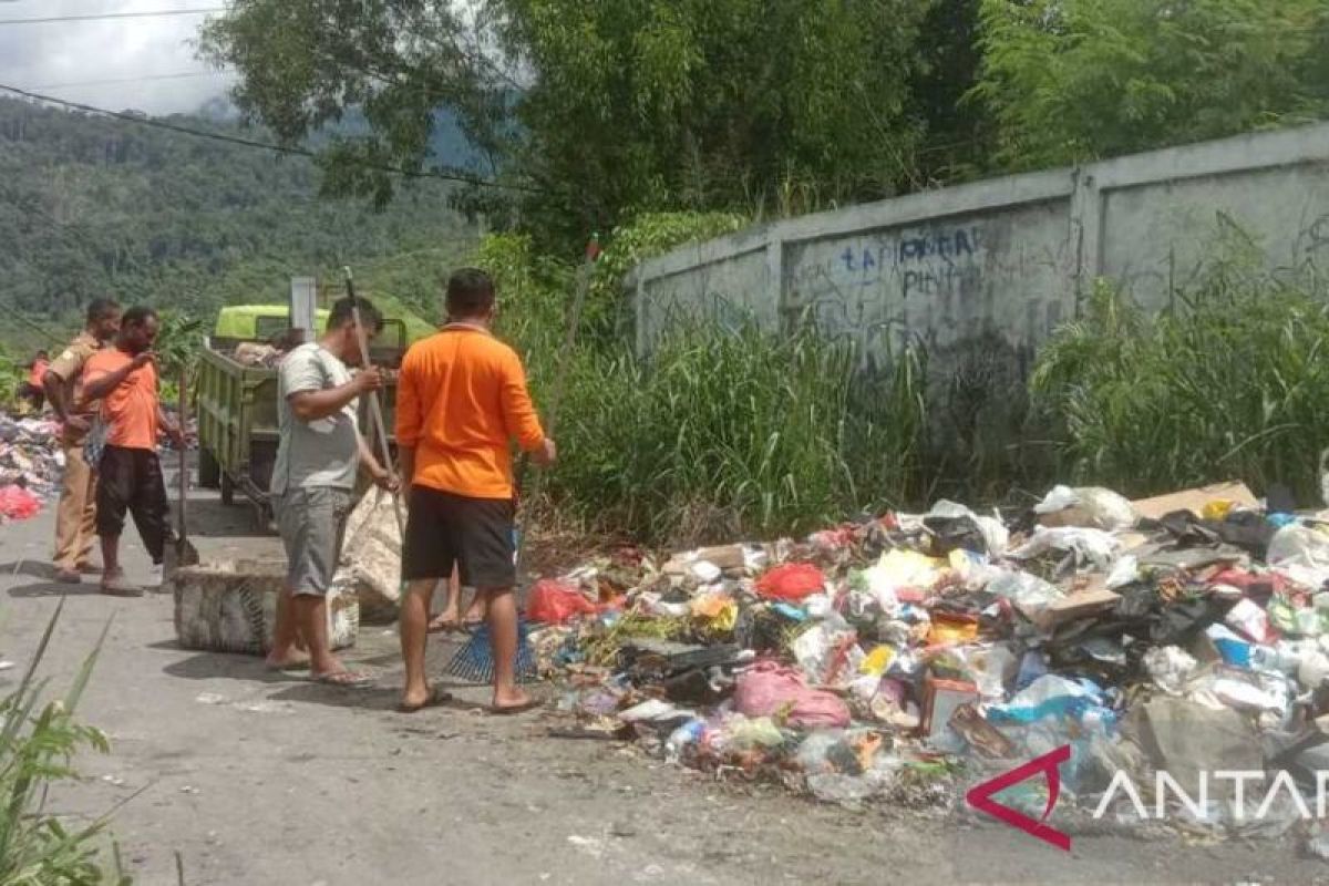 Pemkab Jayapura kerahkan 15 truk tertibkan tumpukan sampah