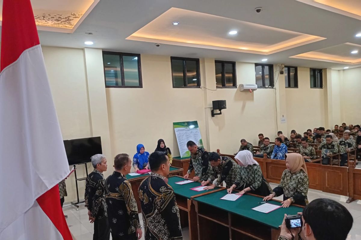 Hakim dan seluruh pegawai PN Tanjungkarang tandatangani pakta integritas