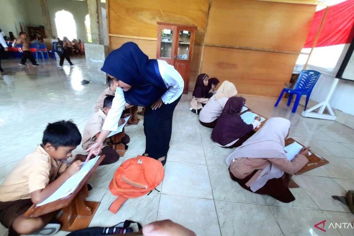 Guru dan siswa SDN 1 Bone Raya ingin ruang kelas baru yang layak