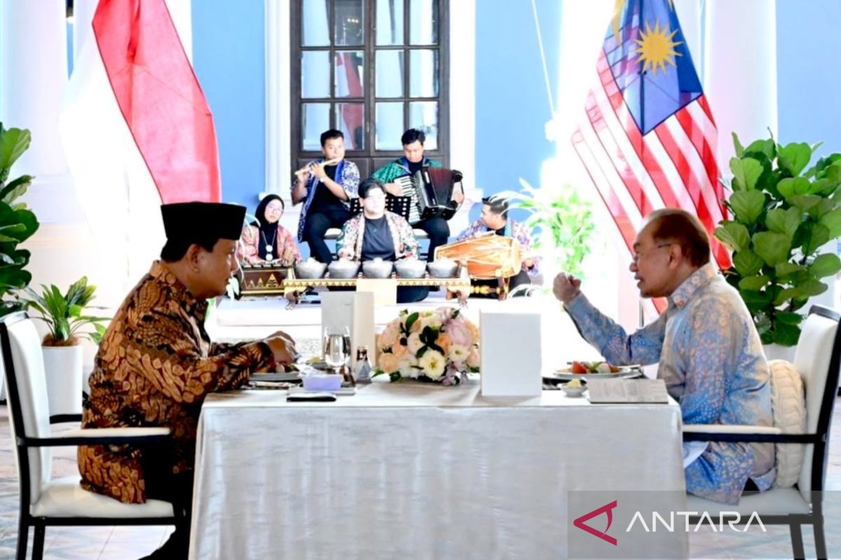 Presiden Prabowo dijamu santap siang di Rumah Tangsi oleh PM Anwar