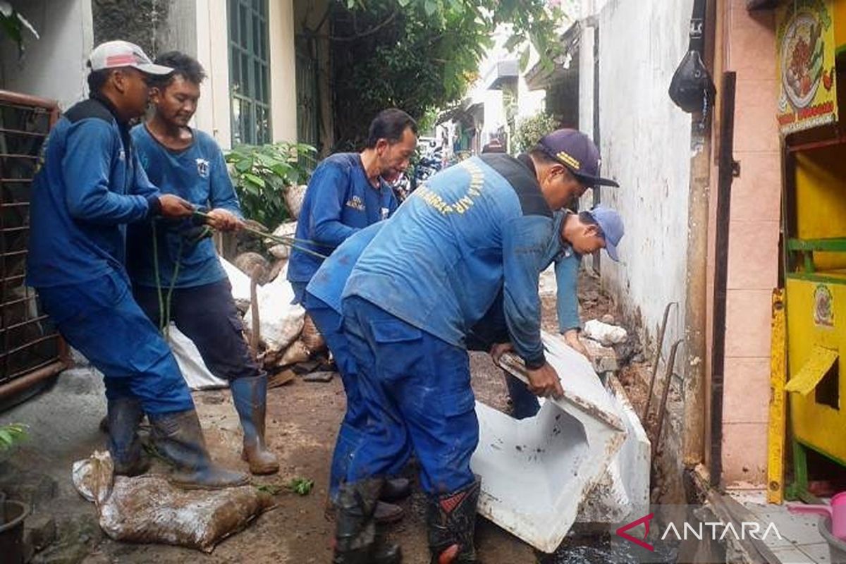 Jakbar normalisasi 200 saluran air cegah genangan