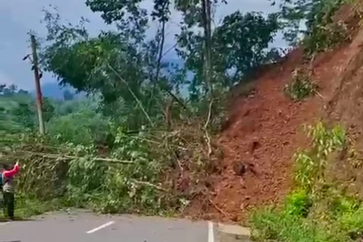 Jalan lintas Gayo Lues-Aceh Timur tertimbun longsor, akses terputus