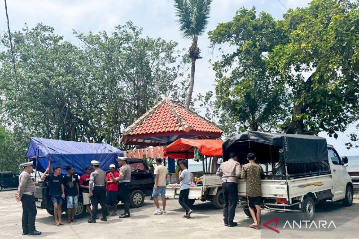 Satlantas Polres Situbondo beri peringatan dan edukasi larangan kendaraan barang angkut orang