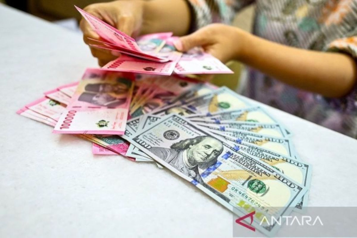 Rupiah melemah seiring rencana Trump deklarasi darurat nasional