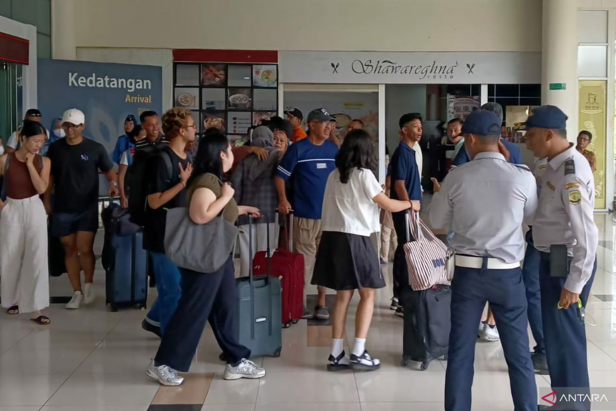 Dua penerbangan di Bandara RHF sempat tertunda akibat cuaca buruk