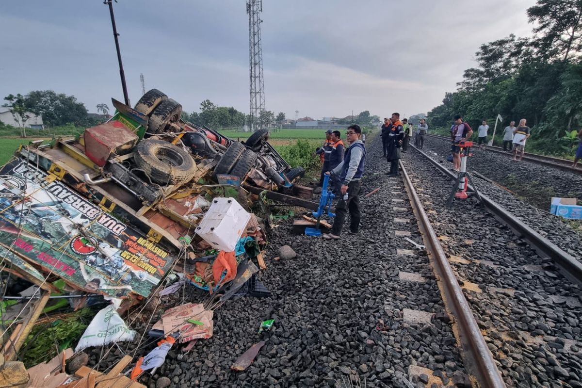 Perjalanan sejumlah kereta api sempat terhambat karena temperan di Sragen