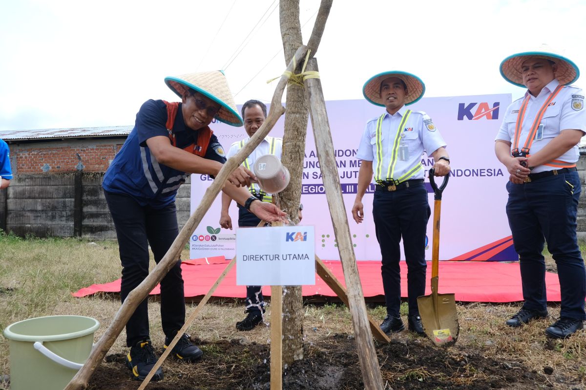 Dirut KAI pimpin gerakan penanaman sejuta pohon di area Divre III Palembang