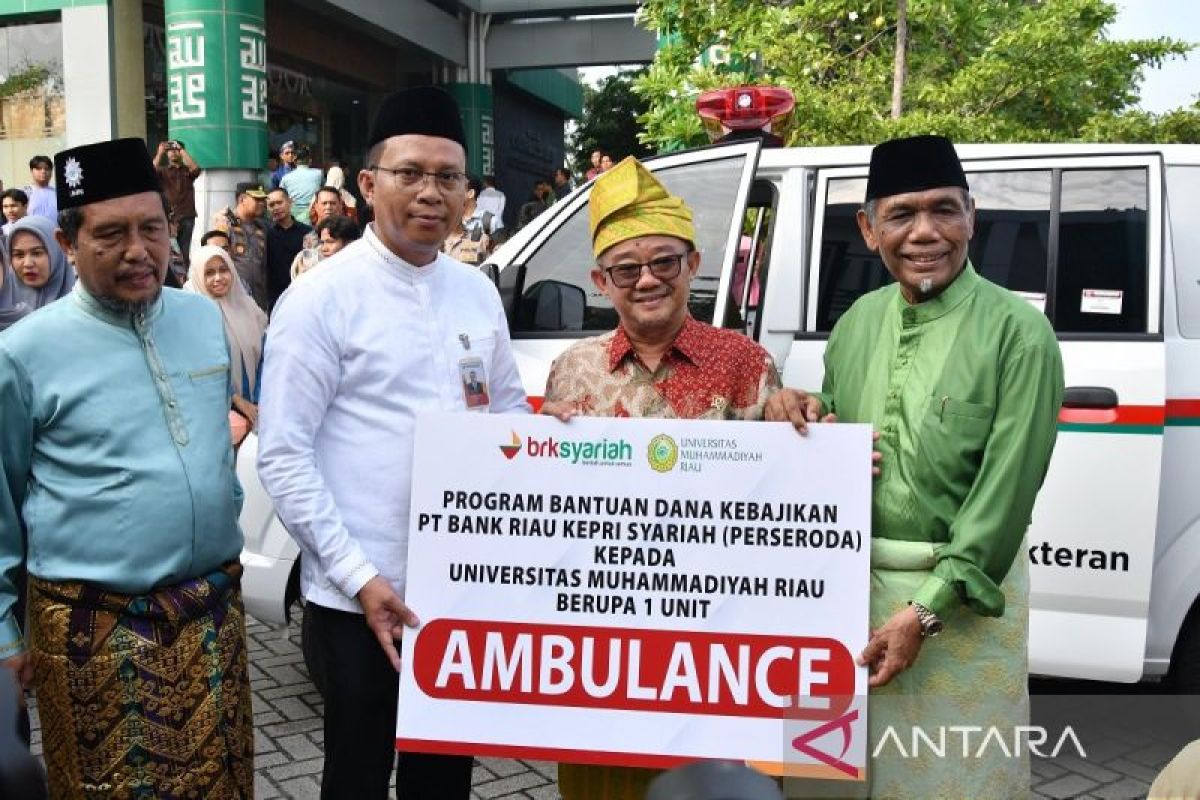 Melalui Menteri Pendidikan, BRK Syariah serahkan ambulans untuk UMRI