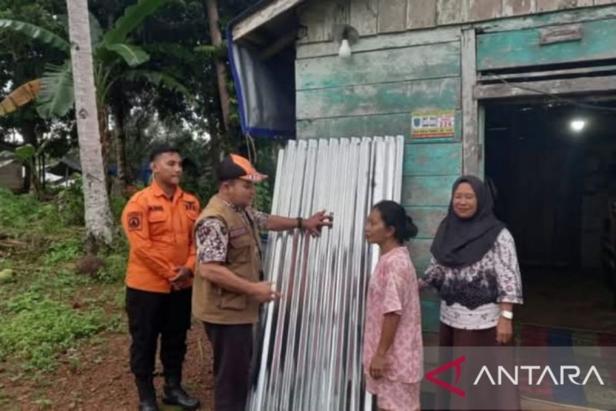 BPBD Belitung salurkan bantuan korban angin kencang