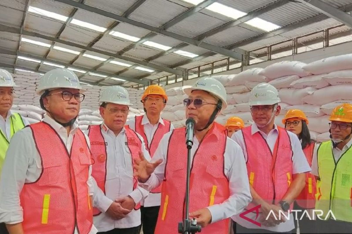 Menko Pangan Zulhas tinjau gudang pupuk di Banten