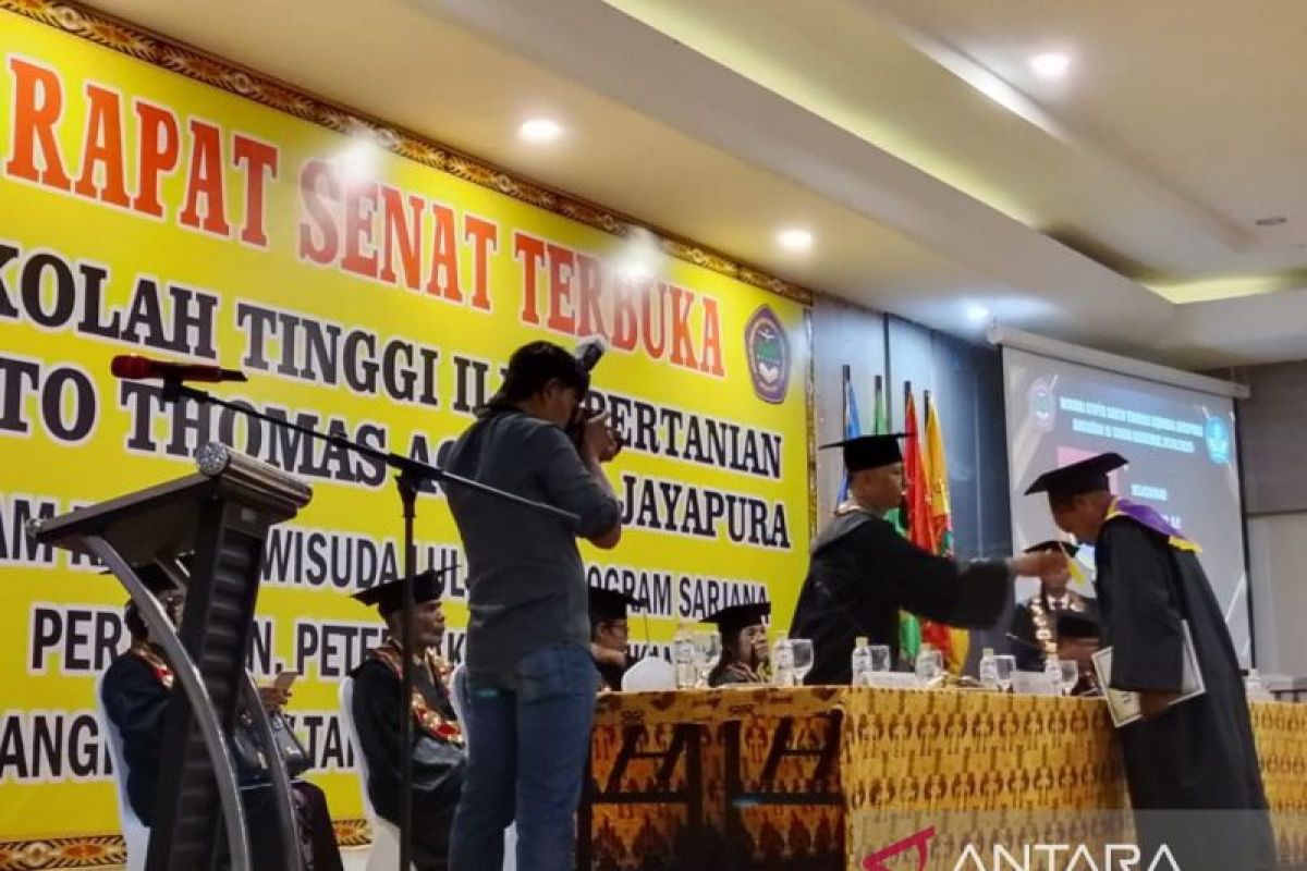 Stiper Jayapura wisuda 111 lulusan terbaik 2025