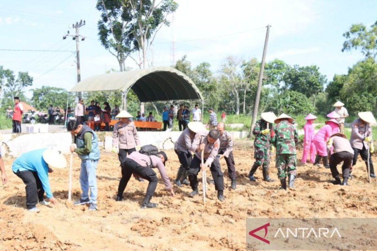 Polres Pamekasan dukung program Astacita lewat gerakan tanam jagung serentak