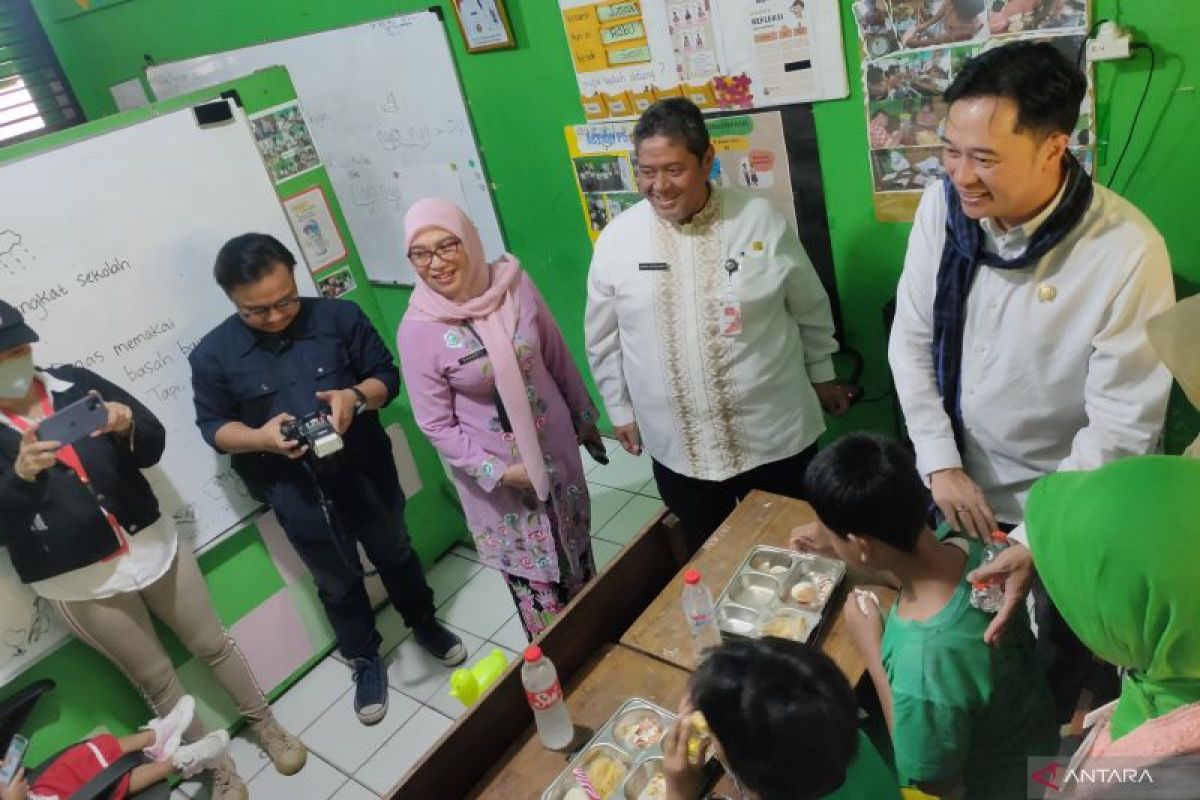 Anggota DPRD DKI Jakarta pantau Makan Bergizi Gratis di SLBN 5 Jakarta