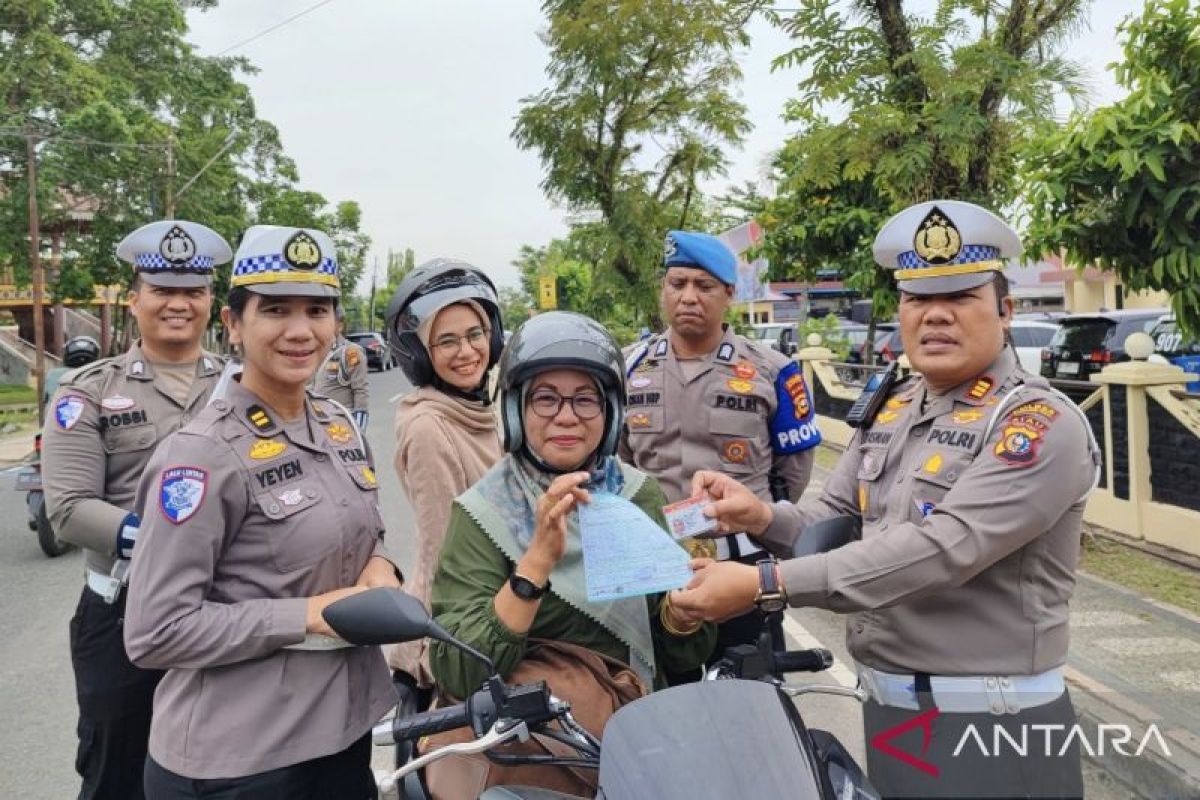 Polres Inhu tertibkan pesepeda motor tak pakai helm